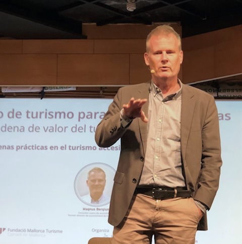 A picture of Magnus doing a presentation at the congress organised by PREDIF in Palma.